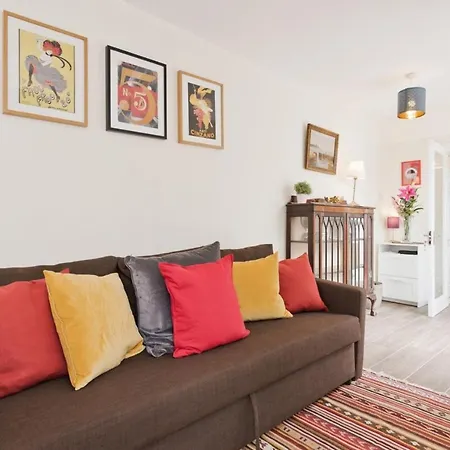 Charming Riverside - Minutes From Apartman *