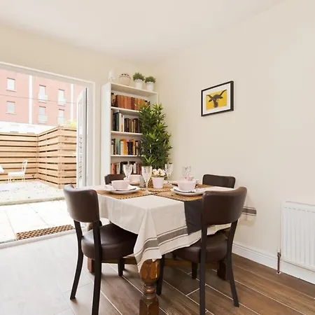 Charming Riverside - Minutes From *